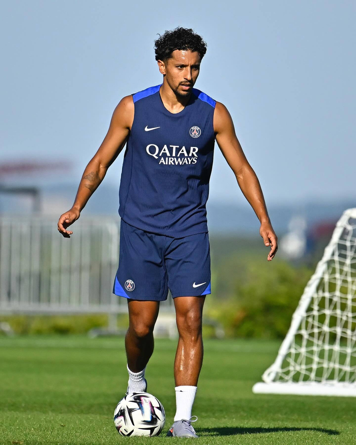 冲刺阶段突围战来临，巴黎圣日耳曼围绕意甲队长鼓劲，更衣室稳定，临场指挥获称赞的简单介绍