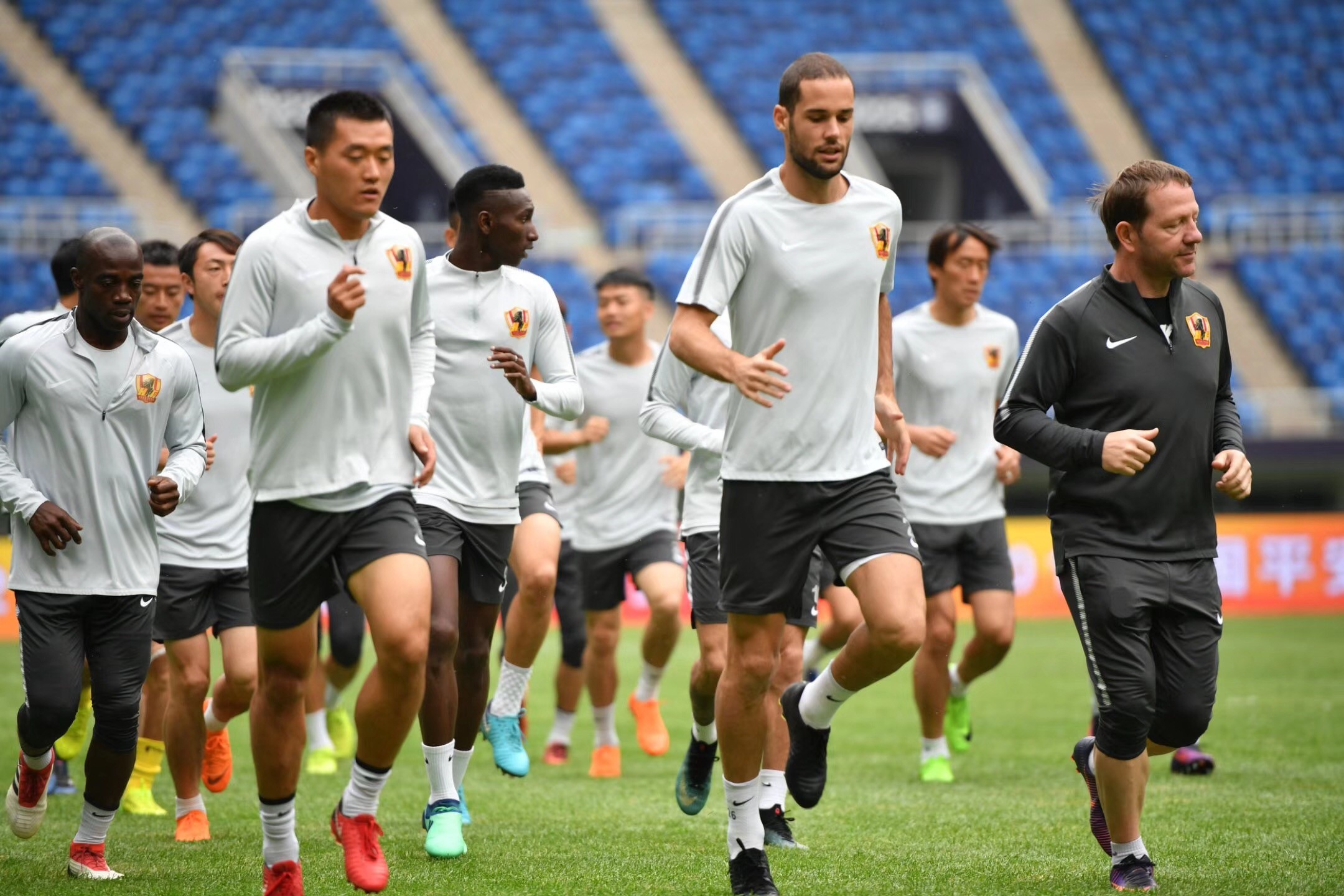 冲刺阶段上海久事远射贴柱：欧联节点到来，压力陡增，赛程密集仍需轮换-lol台服官网地址